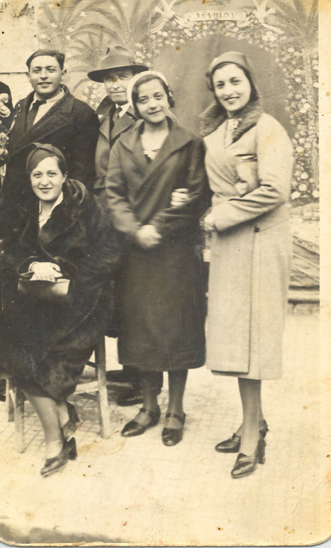 Με τον αφερφό της και φίλες της